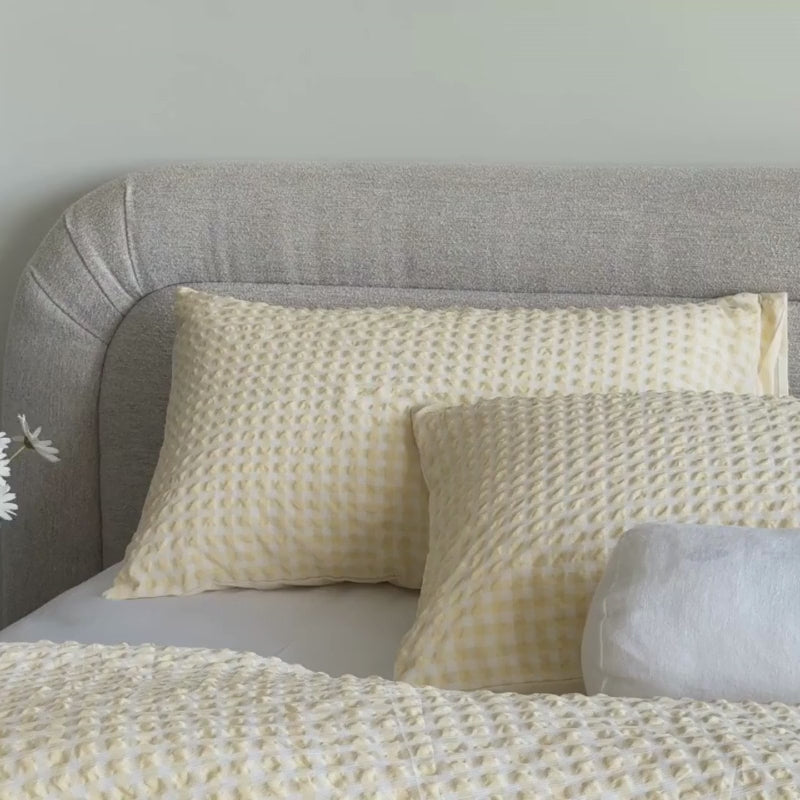 A spanning close up video of the yellow checked comforter